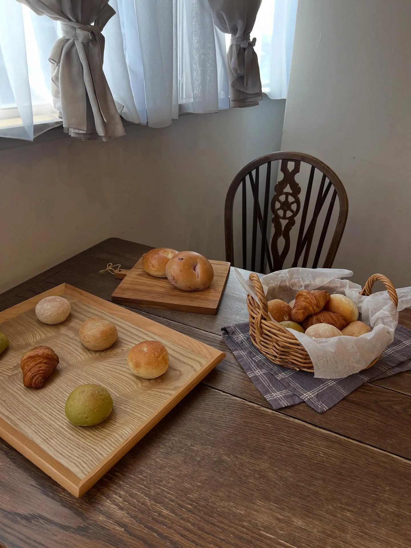 チャウダーと焼きたてパンのランチ