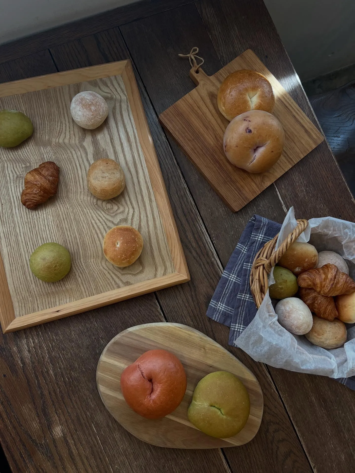 チャウダーと焼きたてパンのランチ