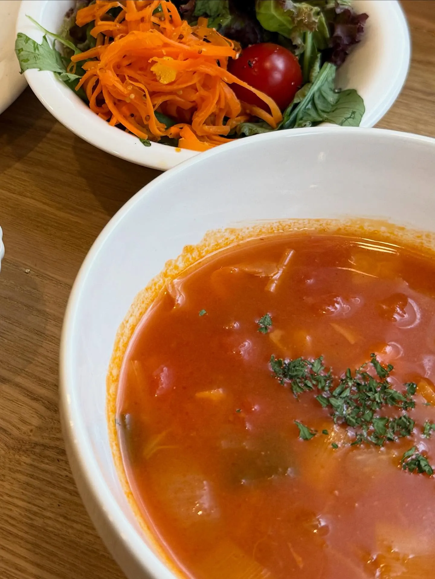 チャウダーと焼きたてパンのランチ