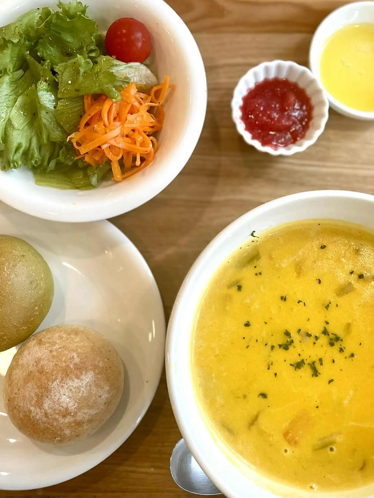 チャウダーと焼きたてパンのランチ