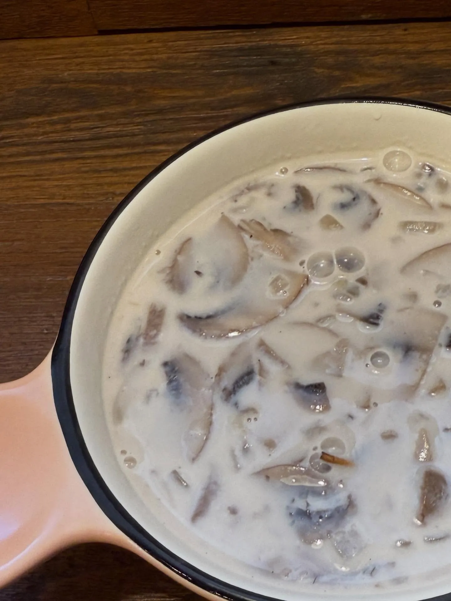 チャウダーと焼きたてパンのランチ