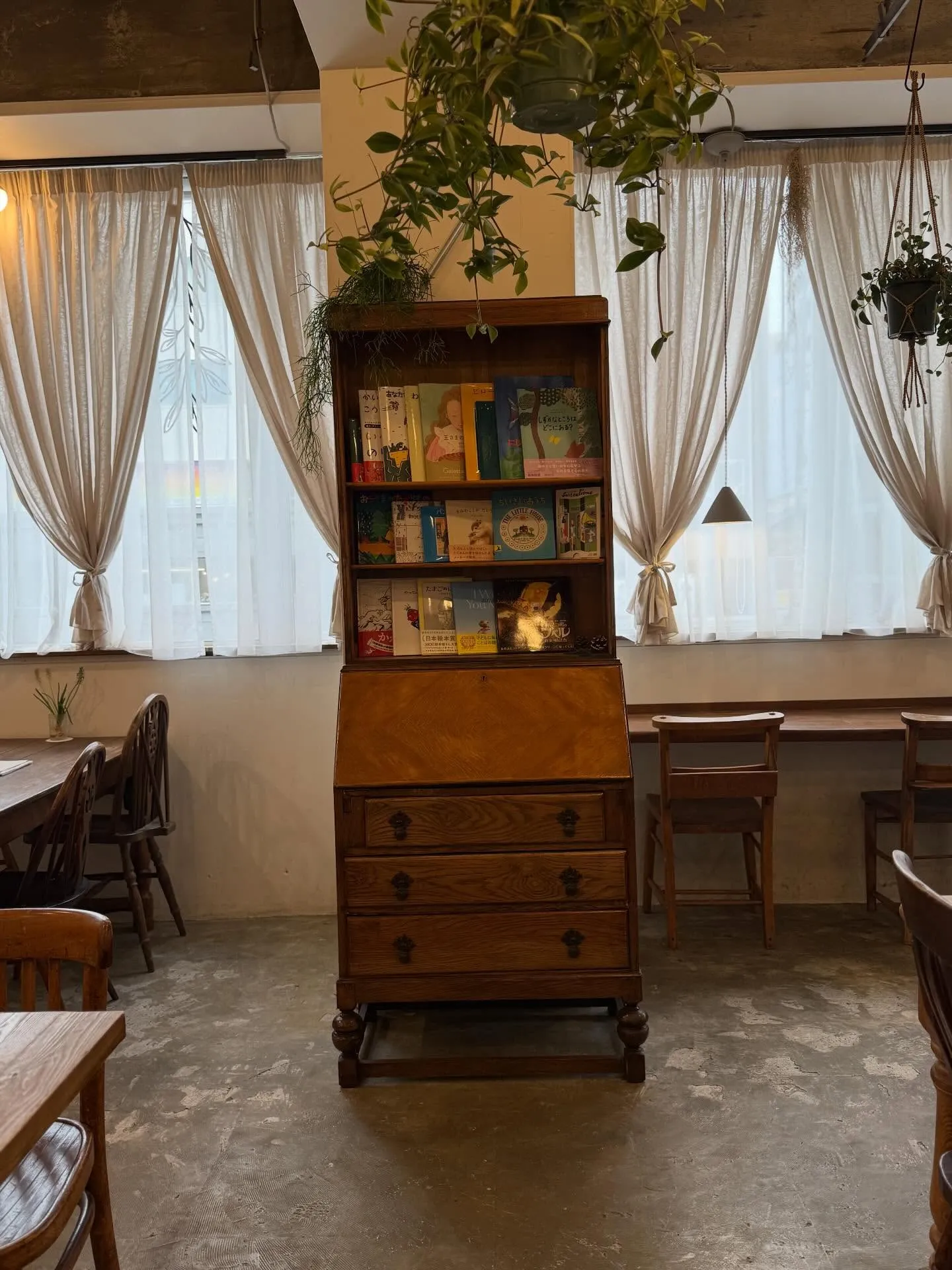 カフェカノンの本棚