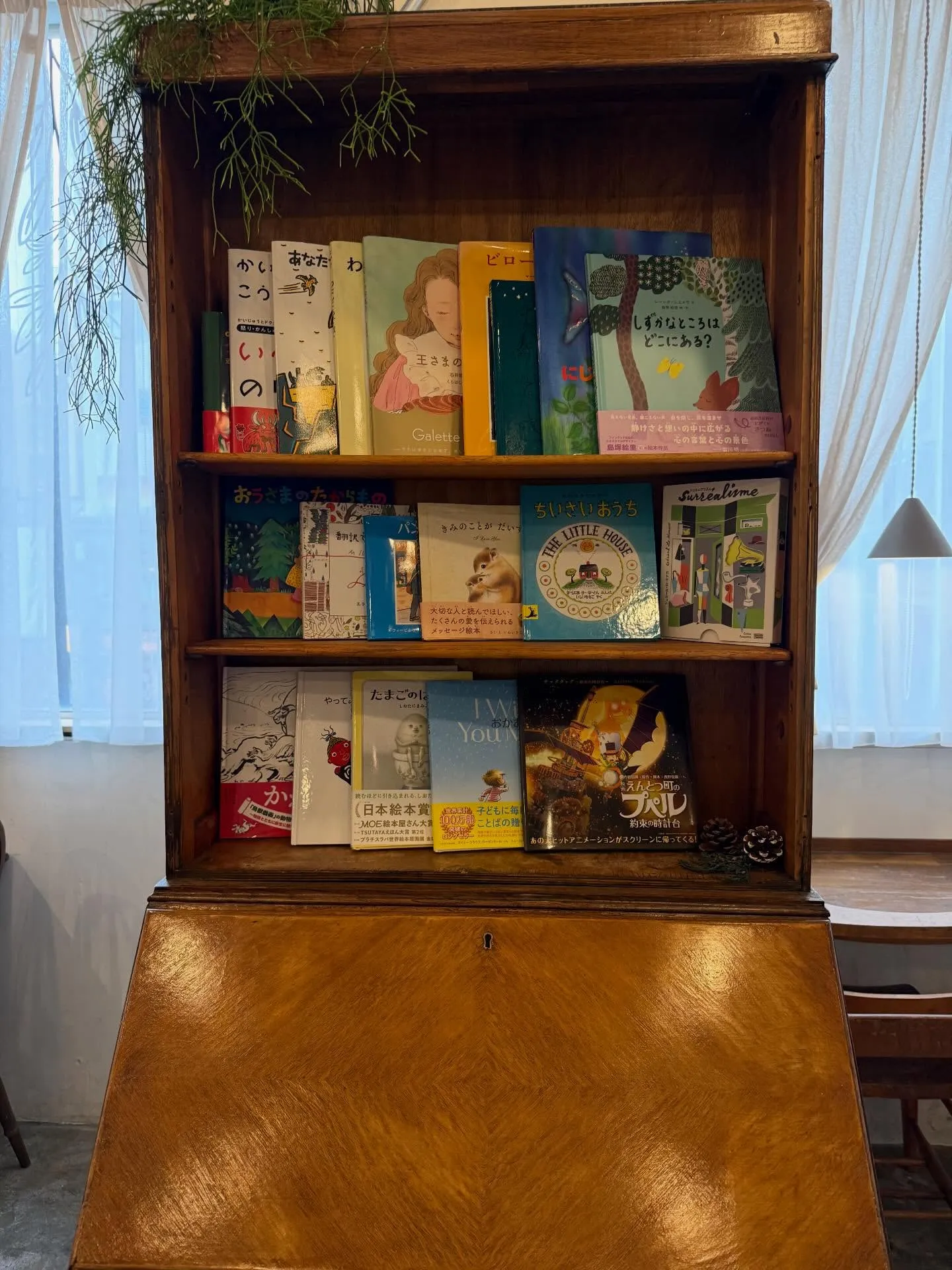 カフェカノンの本棚